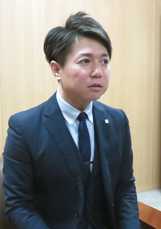 山田 太郎 氏 