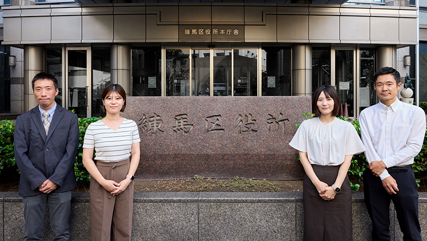 （写真右より）練馬区 庄司 佑介 氏、金丸 麻衣 氏、SBテクノロジー株式会社 塩月 優花、岩佐 裕一