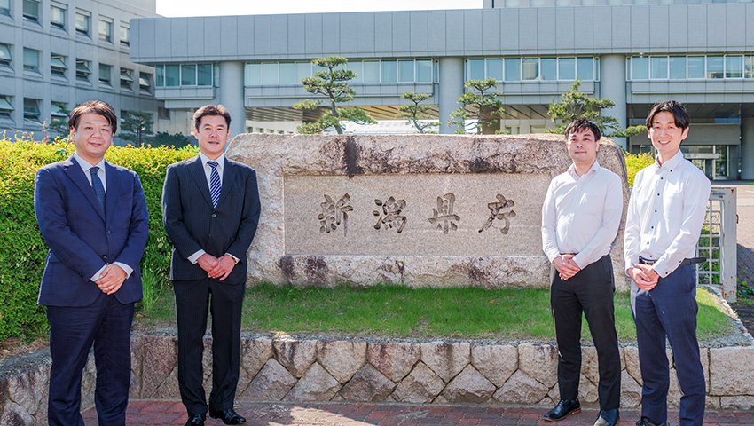 （写真右より）新潟県 吉武 翔 氏、佐藤 圭祐 氏、SBテクノロジー株式会社 丹野 淳、山口 卓浩