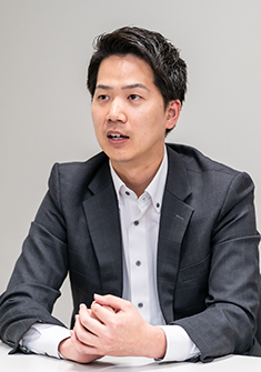首藤 直也 氏