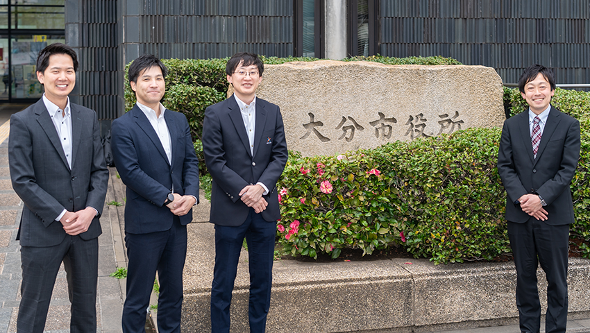 （写真左より）大分市 首藤 直也 氏、渡邉 真治郎 氏、福田 敦慶 氏 SBテクノロジー株式会社 早田 裕志