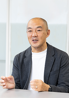 真嵜 弘行 氏