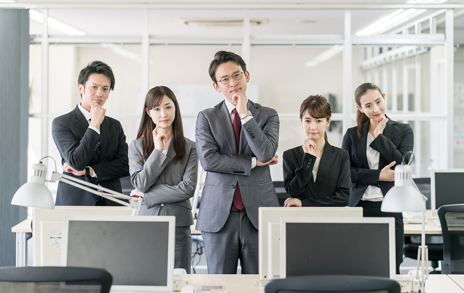 不安そうにしている会社員のイメージ写真