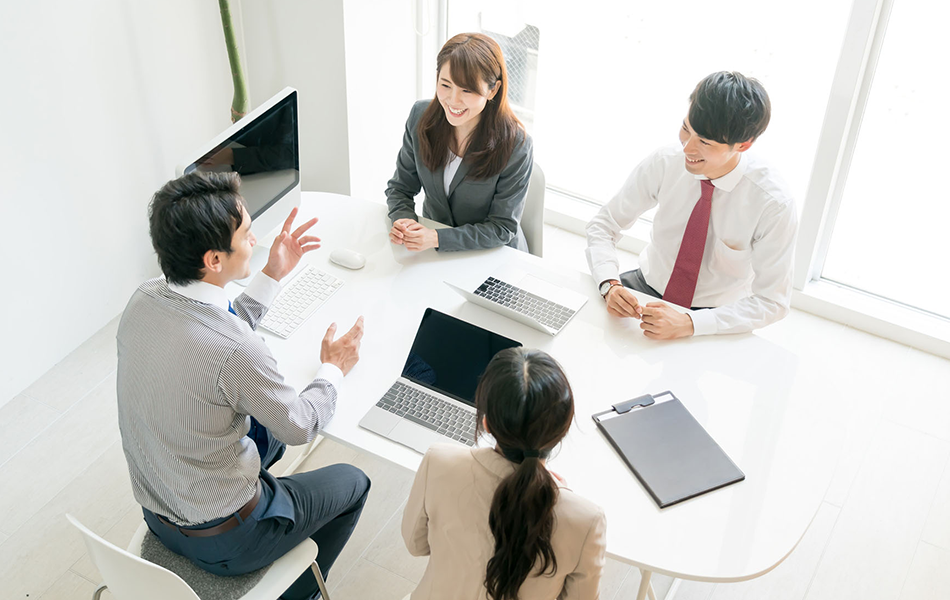 複数人が仕事をしているイメージ画像