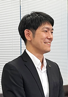 山下 学 氏