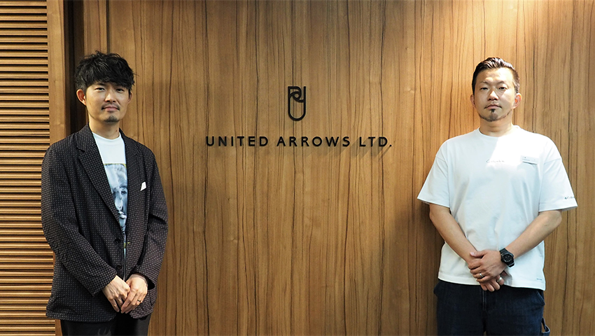 株式会社ユナイテッドアローズ様のロゴを挟んで左に佐藤 弘明 氏、右に小林 泰人 氏