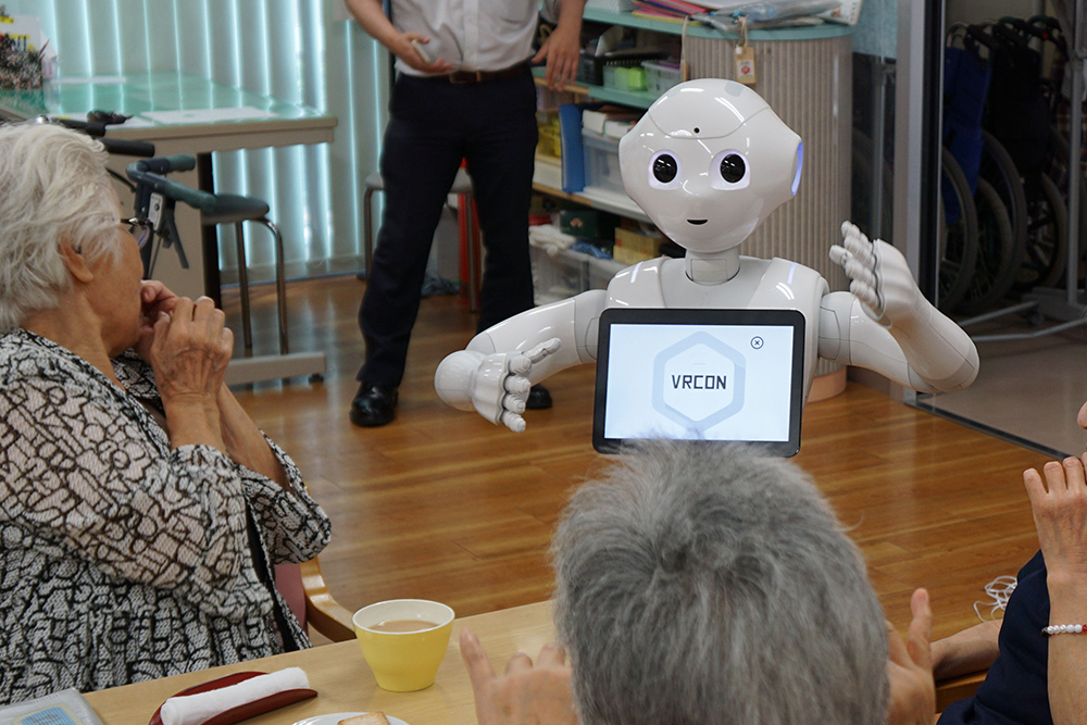 利用者とヘルパーがPepperを通じて遠隔でコミュニケーションとる様子